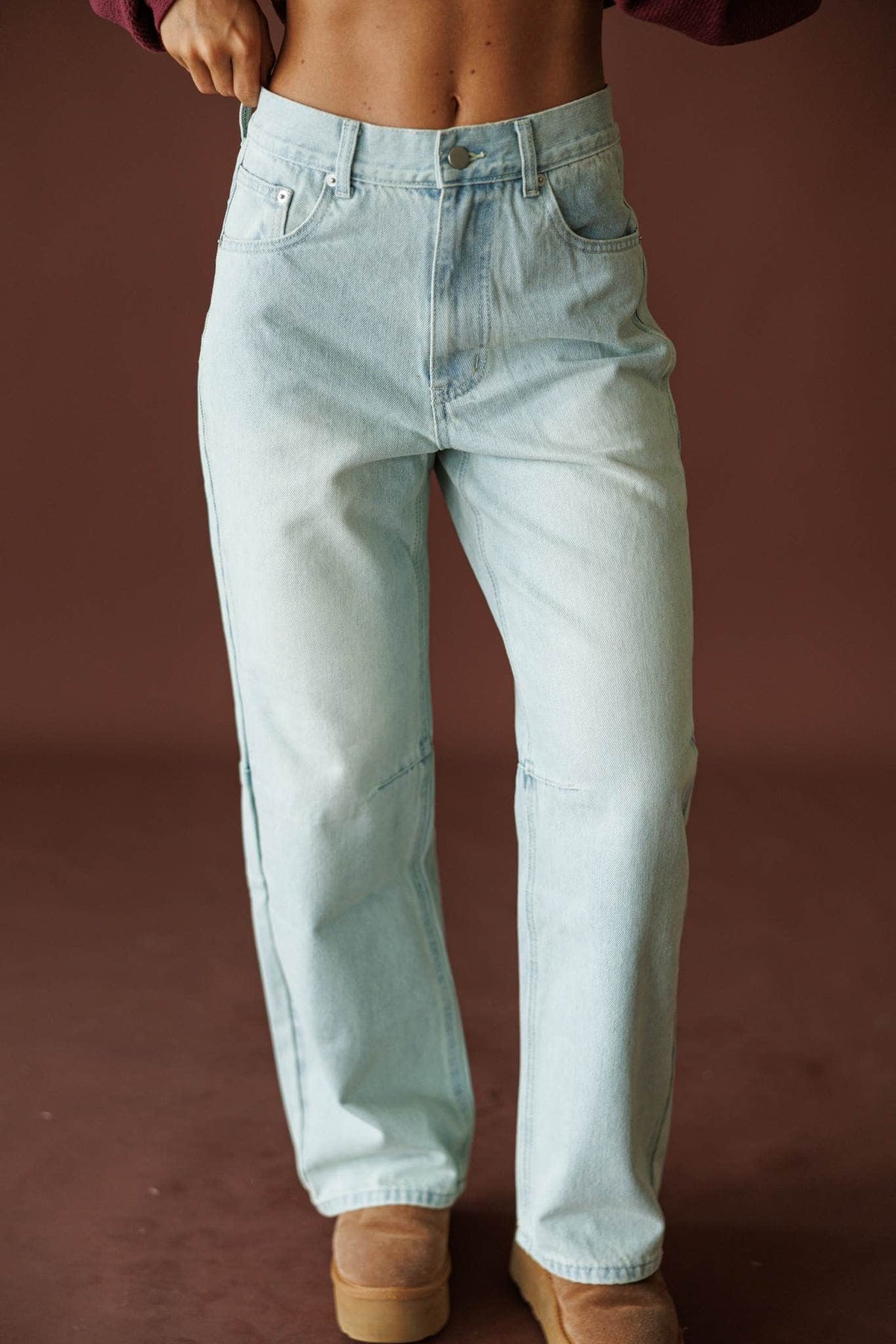 Sunbleached Barrel Jeans in light blue, front close-up of the high rise light wash denim