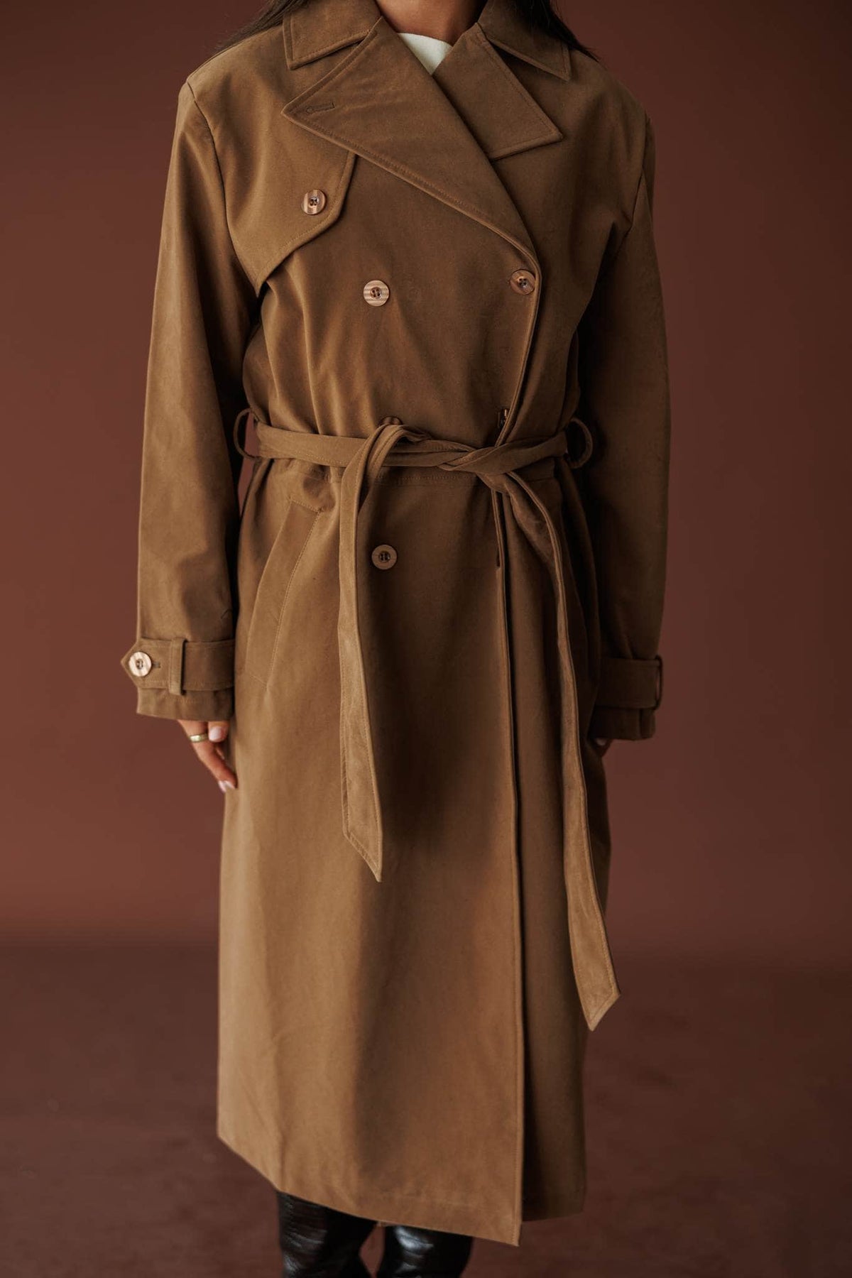 The Estate Walk Trench, in taupe, close front view of the lapel and buttons