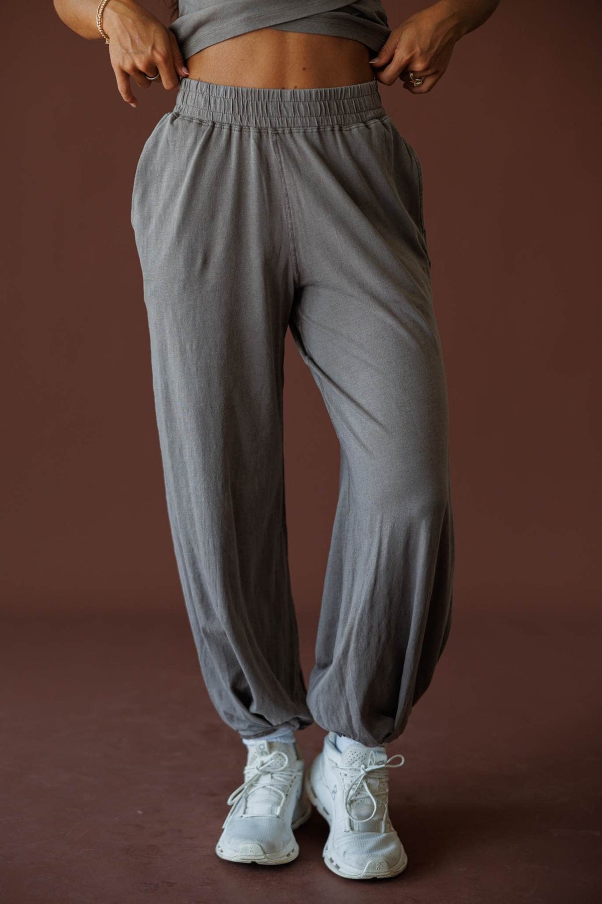 Different Energy Joggers in truffle, front close-up of the elastic waist and balloon leg