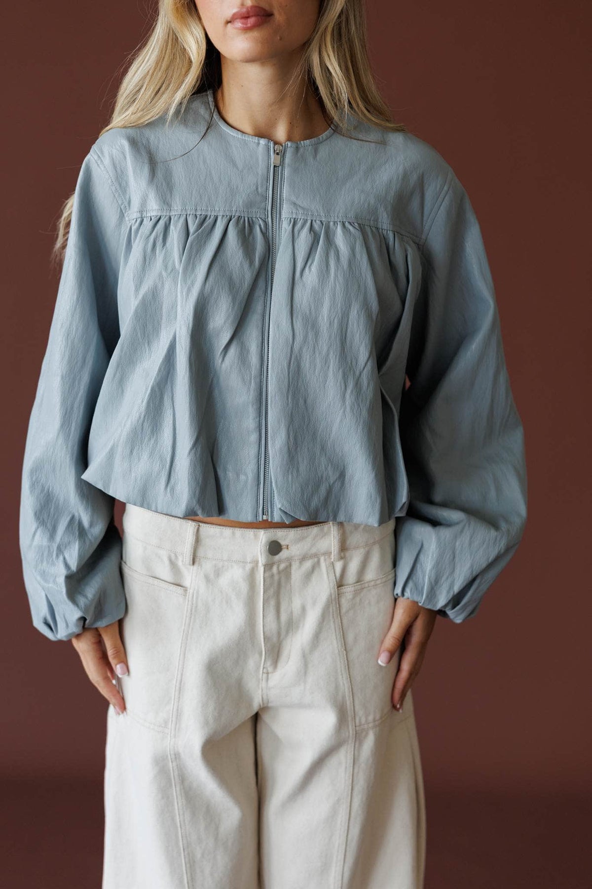 Daily Edition Jacket in fog blue, front close-up of the zip front and gathered yoke