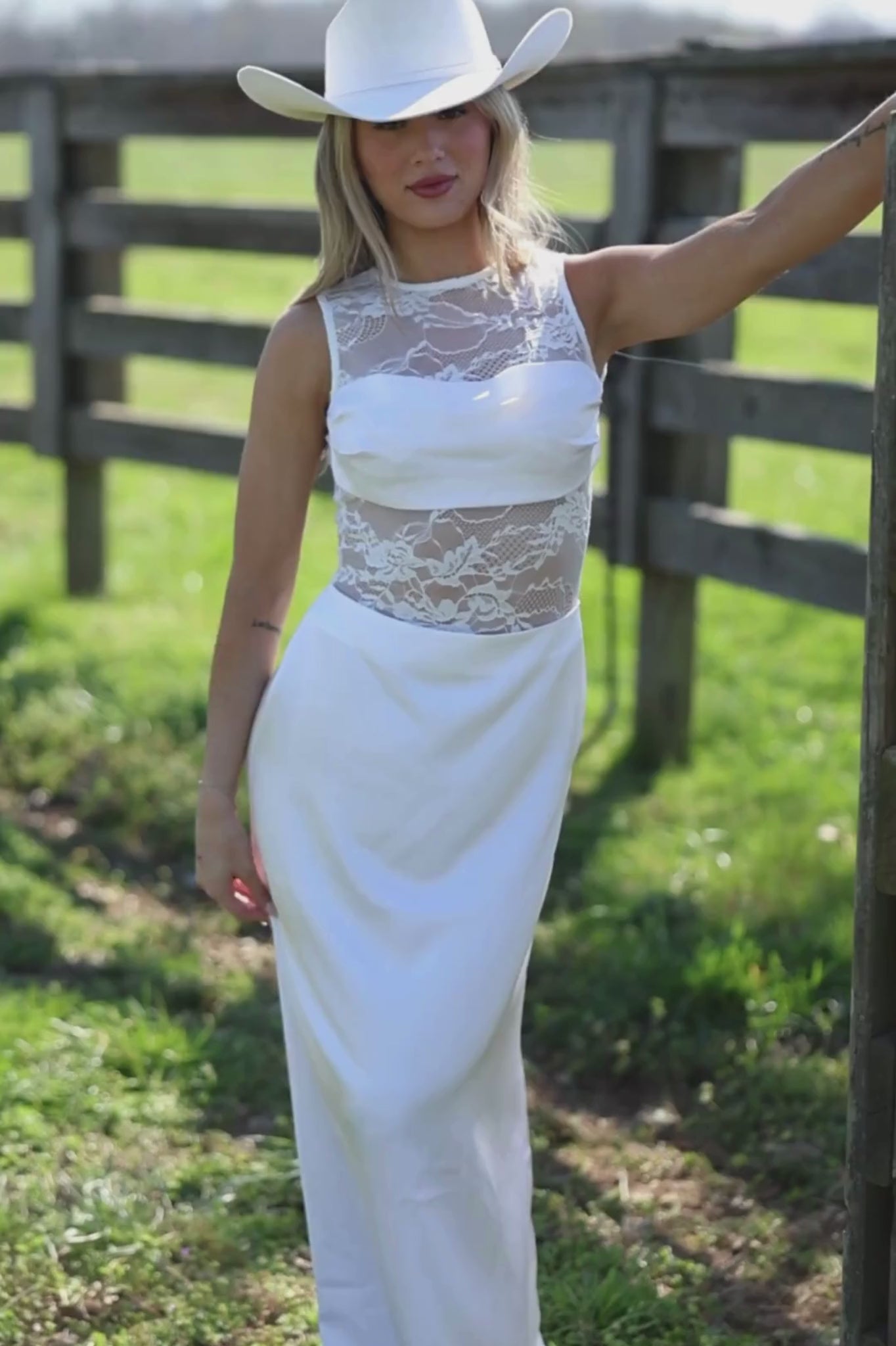 Trendy, Chic Women's Clothing Boutique Fore Collection White Lace Bodysuit Maxi Dress for Women, Size L Lane 201