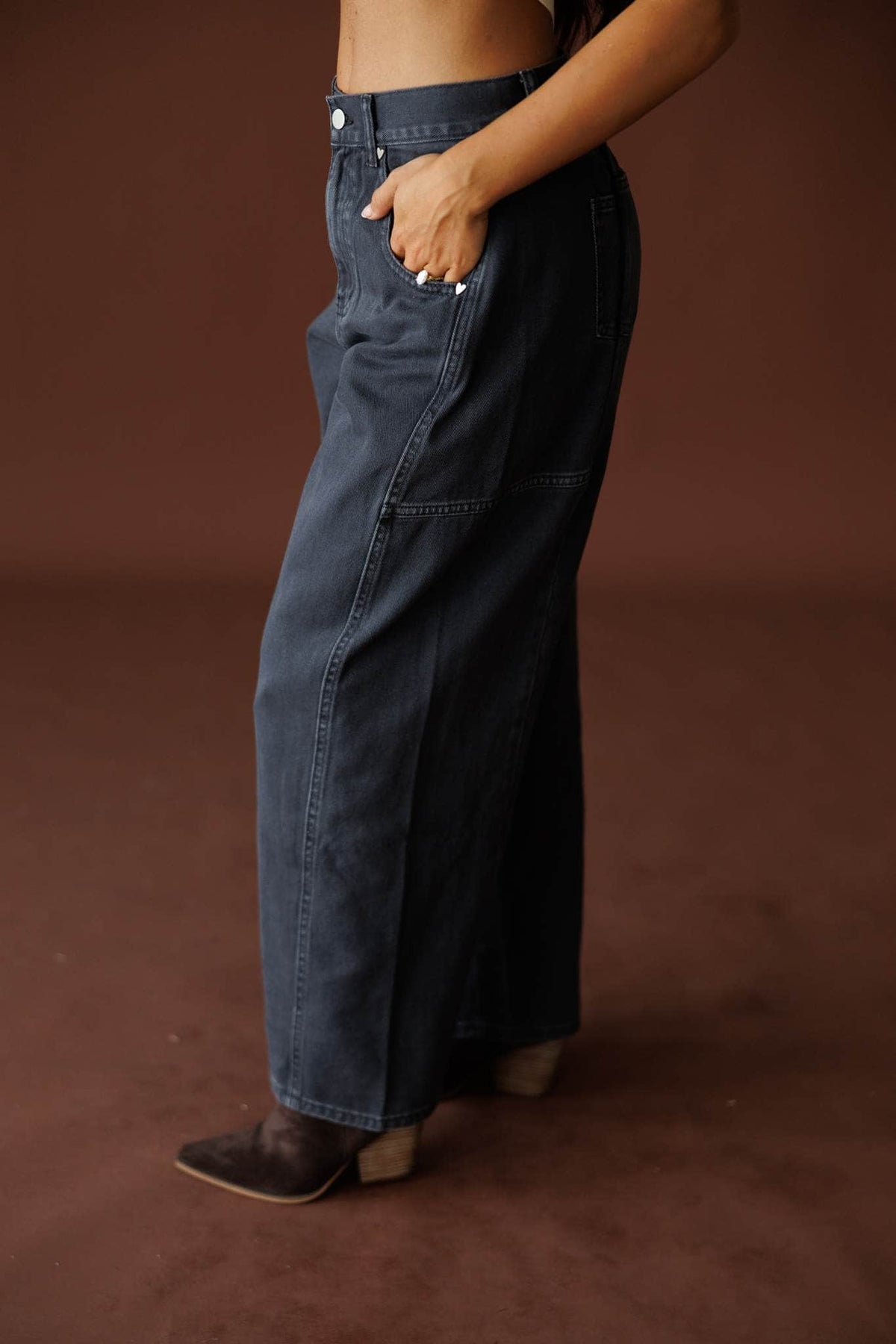 Midnight Barrel Jeans in black, front close-up of the high rise and front pocket