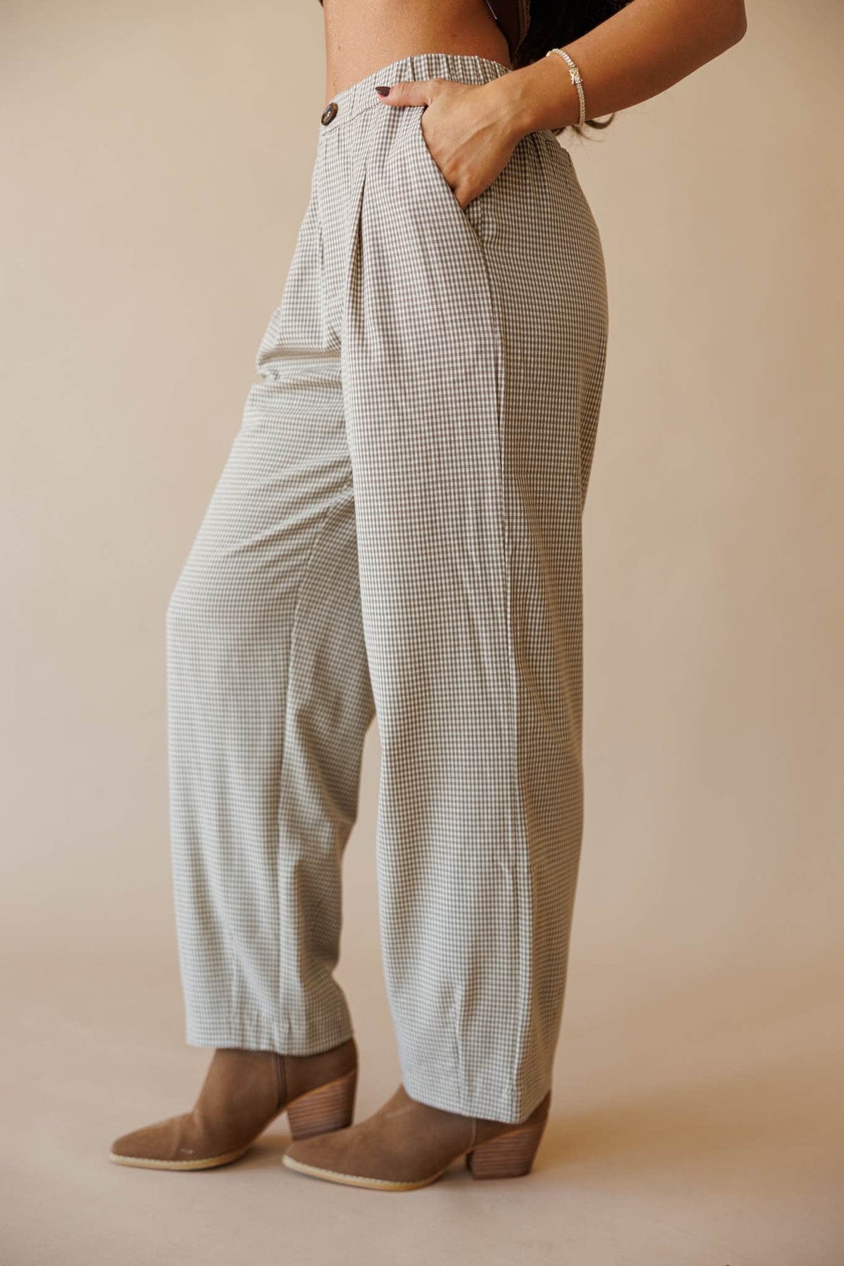 Latte check pleated trousers