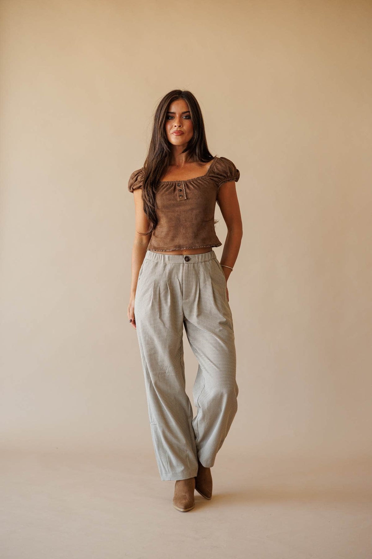 Latte check pleated trousers